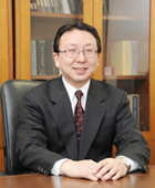 教育学部長 細渕 富夫