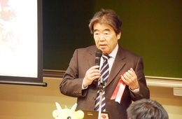 講演する鈴木代表取締役社長