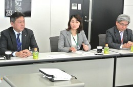 左から望月・羽藤両先輩と笠井事業部長