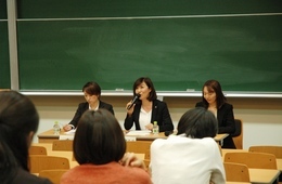 トークセッションする左から大塚美樹氏、川合惠子氏、田中 綾氏