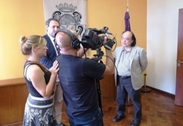 地元メディアの取材を受ける中林副学長 / Dr. Nakabayashi being interviewed by local media