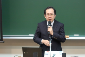 開催の挨拶をする綿貫所長 