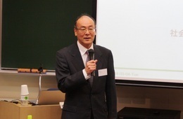 挨拶する松本社会調査研究センター長