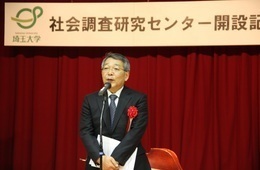 祝賀パーティで挨拶する上井学長