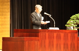 式辞を述べる上井学長