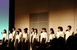 大学歌を斉唱する合唱団