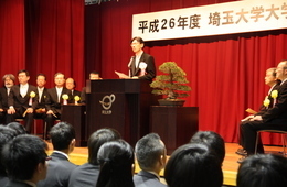 式辞を述べる山口学長
