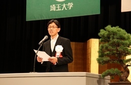 式辞を述べる山口学長