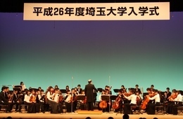 オーケストラの演奏の模様