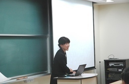 質問に答える山崎さん