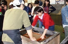 細川紙・紙すき体験 Experiencing Japanese “washi” paper-making