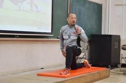 ストレッチを実演する和田氏