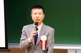 挨拶する佐藤副学長