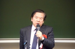 講演する山中教授