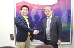恩師である薄井経済学部長に挨拶