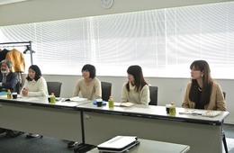 お話しを聞く伊藤副学長(左)と学生達
