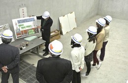 地下15m(底辺まで)にある「とう道」の説明を受ける