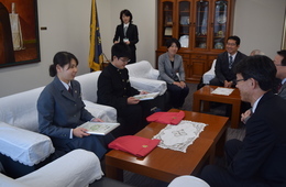 学長と懇談する宮坂さん(左)と林さん(右)