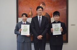 学長を囲んでの記念撮影 宮坂さん(左)と林さん(右)