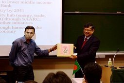 留学生会代表者からの記念品贈呈 Presentation of souvenirs by Foreign student society representative