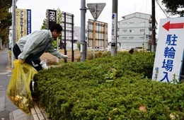 植え込みの中にもゴミを発見