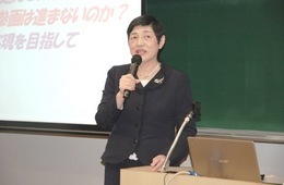 講演中の内海房子氏