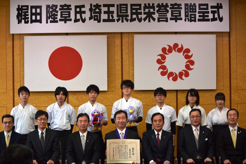 前列左から2番目 山口学長、後列は道着姿の弓道部員