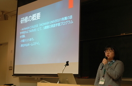 報告をする研修参加者(海外語学研修)