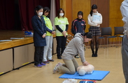 心肺蘇生法を実践する学生