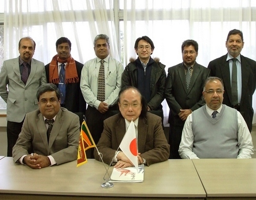 左前列から、リーラナンダ・ラジャパクシャ教授、中林副学長、ジービービー・ヘラス博士 From left in the front row: Prof. Leelananda Rajapaksha, Dr. Nakabayashi, Dr. G.B.B. Herath