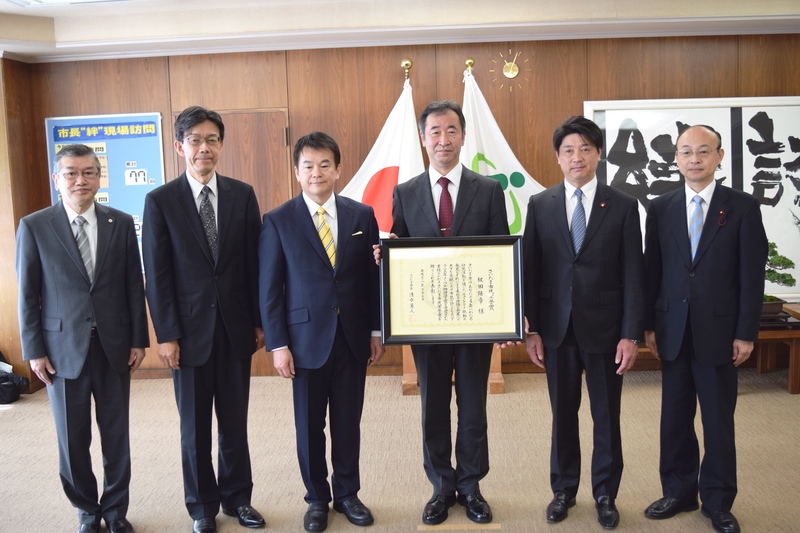 左から、遠藤副市長、山口学長、清水市長、梶田先生、桶本市議会議長、小森市議会副議長