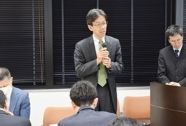 質疑応答で発言する山口学長