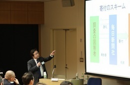 講演する毎日新聞社三岡世論調査室長