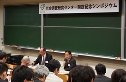 朝日新聞社峰久編集委員との討論の様子