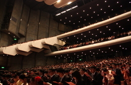 大学歌を斉唱する卒業生