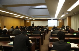 熱心に耳を傾ける参加者