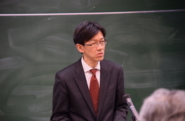 挨拶する山口学長