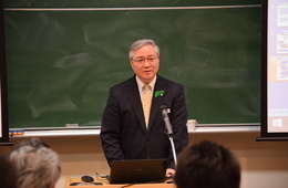 挨拶する埼玉県副知事の岩﨑康夫客員教授