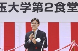 挨拶する山口学長