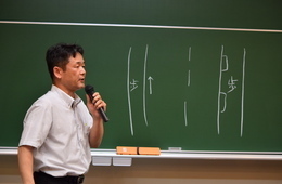 交通事故の防止について説明を行う小林氏