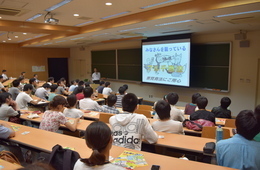 熱心に耳を傾ける参加者