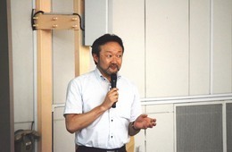 講演を行う畠山講師