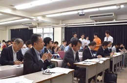 学生へ質問する池田社長