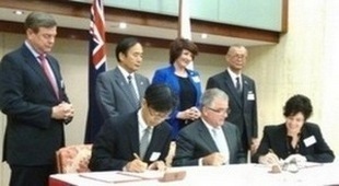 上田知事(後列左から2人目)同席の調印式(前列左より:山口学長、Ian O’Connor学長) The signing ceremony with Griffith University (The second from the left in the back raw; Governor Ueda The front row from the left; President Yamaguchi and President Ian O’Connor)