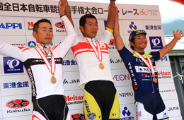 表彰式後の記念撮影(中央が佐野選手)
