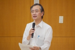 挨拶する齋藤理事