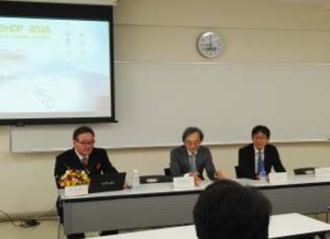 挨拶する柳澤学部長（中央）