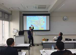 講演する王立プノンペン大学講師 ペンフィ氏