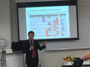 講演する国民経済大学国際経営経済学部長 ダム氏