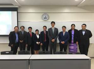 山口学長（右から4人目）を囲んで